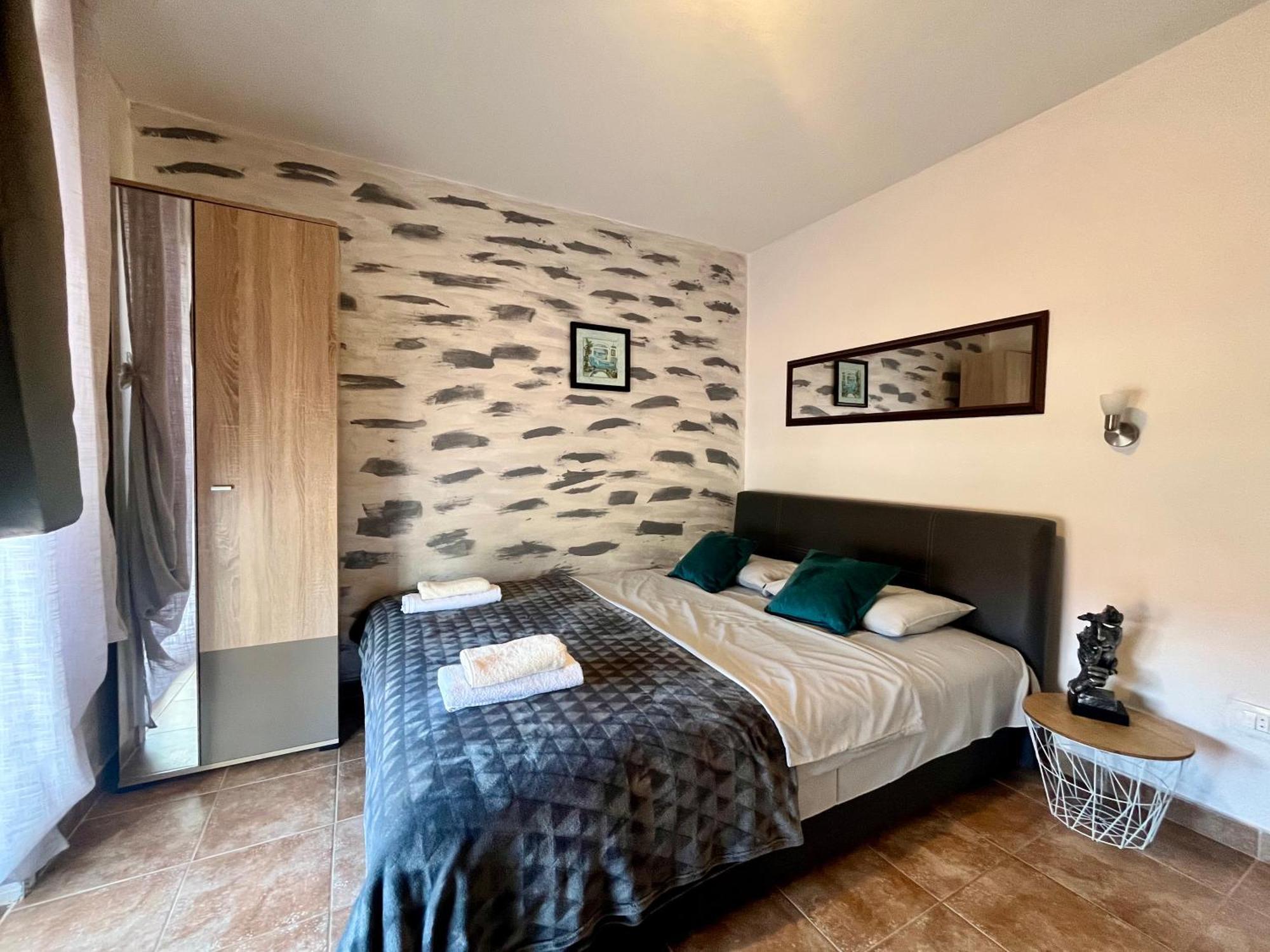 Apartments Obradovic คราซิชิ ภายนอก รูปภาพ
